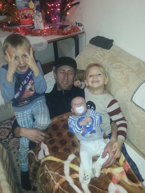 Na snímke je Admir Sovič s jeho tromi deťmi.