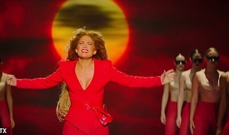 Jennifer Lopez vo videoklipe ku skladbe Limitless. 