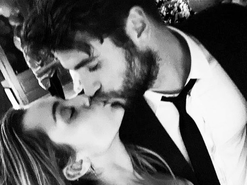 Liam Hemsworth a Miley Cyrus spečatili svoju lásku svadbou koncom roka 2018. 