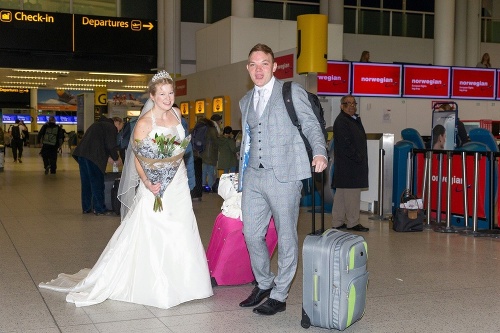 Na snímke je Sarah a Paul, ktorí sa stretli na letisku.