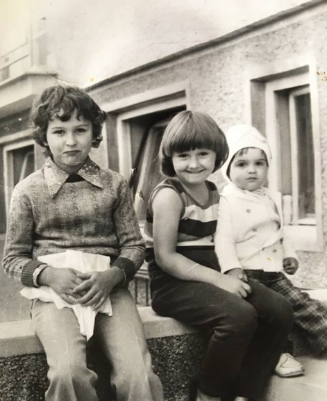 Jana Kirschner sa s fanúšikmi prostredníctvom facebooku podelila aj o fotku z detstva. Ona je to najmenšie dieťa na fotografii. 