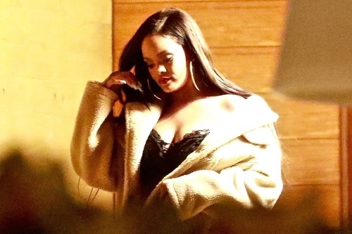 Rihanna zvýraznila svoj sexepíl v dráždivom outfite. 
