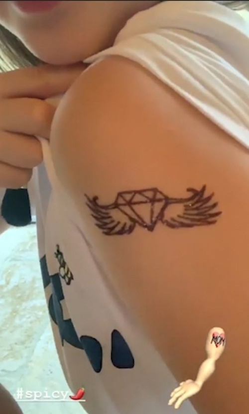 Harper Beckham sa pochválila dočasným tetovaním. 
