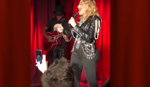 Speváčka Madonna predviedla napumpovaný zadok. 