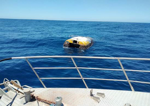 Na snímke z juhoaustrálskej polície 2. januára 2019 nájdená jachta unášaná pri Austrálskom pobreží 31. decembra 2018.