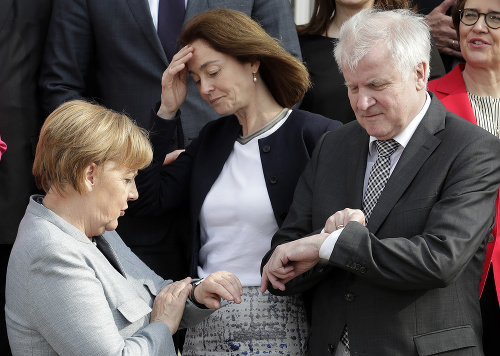 Na snímke ministerka spravodlivosti Katarina Barleyová (v strede), nemecká kancelárka Angela Merkelová (vľavo) a minister vnútra Horst Seehofer.