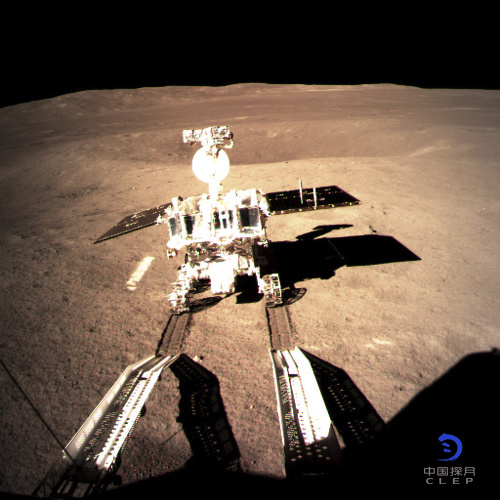 Na snímke čínske lunárne vozidlo už jazdí po mäkkom povrchu odvrátenej strany Mesiaca a zanecháva na ňom stopy