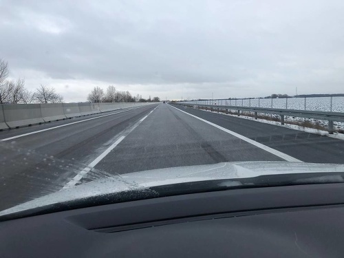 Cesty pri Piešťanoch sú bez snehu.