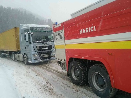 Hasiči mali v utorok plné ruky práce, po celom Slovensku zasahovali pri dopravných nehodách.