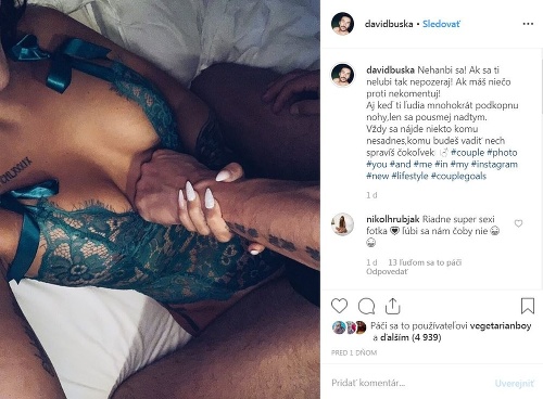 Na svoj instagramový účet pridal Dávid Buška tento pikantný záber z postele.