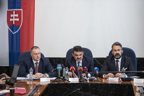 Peter Šufliarsky (vľavo), Jaromír Čižnár (v strede) a René Vanek počas tlačovej konferencie o výsledkoch preskúmania spisových materiálov súvisiacich s posledným článkom Jána Kuciaka v Bratislave 9. mája 2018.