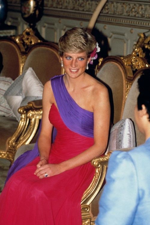 Lady Diana vo výraznej červeno-fialovej kombinácii. 
