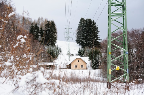 Ťažký sneh a silný vietor spôsobili rozsiahle výpadky elektrického prúdu na severe Slovenska. Pohľad na vedenie vysokého napätia v oblasti Turany, časť Trusalová. 