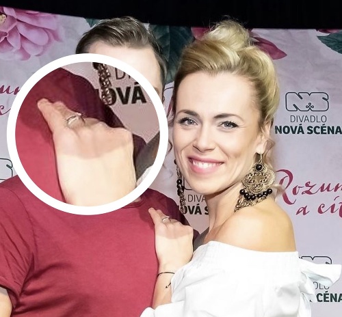 Mirka Partlová sa na nedávnej premiére inscenácie Rozum a cit už pýšila nielen zásnubným prsteňom, ale aj obrúčkou.