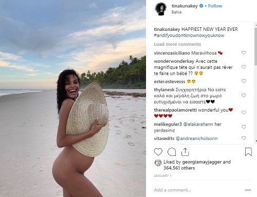 Tina Kunakey sa na instagrame pochválila aj momentkou, na ktorej pózuje nahá. 