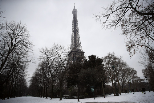 Ľudia kráčajú okolo Eiffelovej