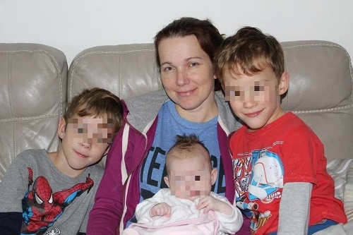 Na snímke je hľadaná Nadežda so svojimi tromi deťmi. 