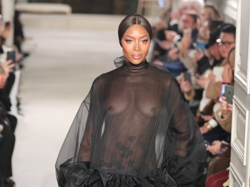 Naomi Campbell ukázala na prehliadkovom móle prsia. 
