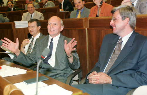 Poslanci zľava Július Brocka, František Mikloško a Gabriel Palacka