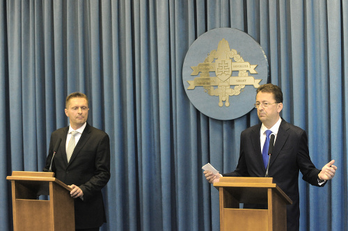 Na snímke je riaditeľ vojenského spravodajstva Ľubomír Skuhra (vľavo) a Martin Glváč.
