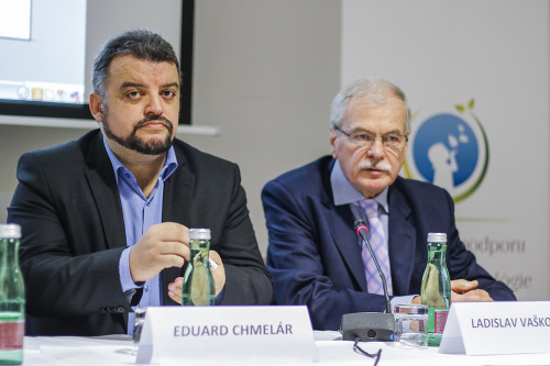 Zľava rektor Akadémie médií Eduard Chmelár a predseda ekonomického výboru pri SOPK Ladislav Vaškovič. 