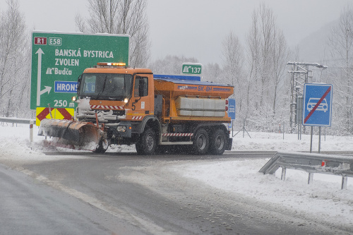 Sneženie komplikuje dopravu: FOTO