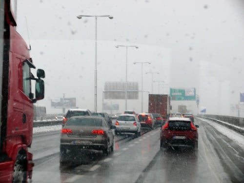 Sneženie komplikuje dopravu: FOTO