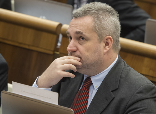 Blíži sa koniec ústavnej krízy: Parlamentu rozhodol, poslanci vybrali v