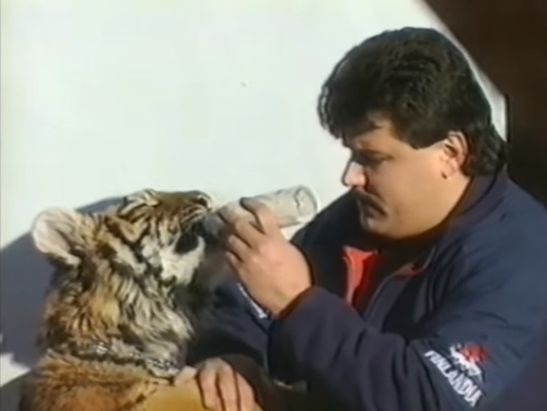 Mikuláš Černák a jeho miláčikovia z 90. rokov: VIDEO Mafiánsky boss sa maznal so šelmami