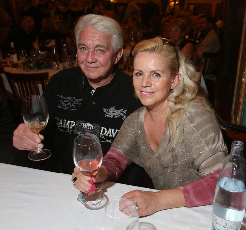 Manželka Jiřího Krampola Hanka bojuje so závislosťou od alkoholu či cigariet.
