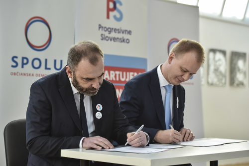 Ivan Štefunko a Miroslav Beblavý pri podpise dohody o spoločnej kandidatúre do eurovolieb.