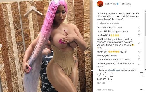 Nicki Minaj ukázala fanúšikom svoje holé prsia. 