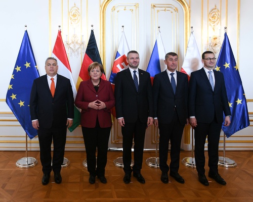 Zľava Viktor Orbán, Angela Merkelová, Peter Pellegrini, Andrej Babiš a Mateusz Morawiecki