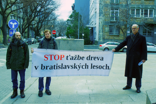Predseda petičného výboru Ján Žatko (vpravo) a ochranár z Lesoochranárskeho zoskupenia Vlk Marek Poláček (vľavo)