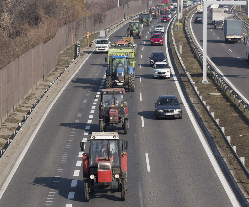 Na snímke traktory protestujúcich