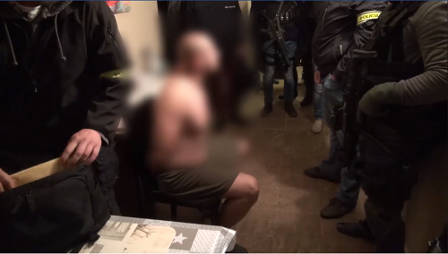 Mrazivý moment: Policajti oznamujú jednému zo zadržaných, že je podozrivý zo spáchania zločinu úkladnej vraždy Jána Kuciaka.