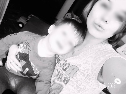 Simona na sociálnu sieť pridala množstvo fotiek so svojím synom. Pôsobili šťastne, či to tak skutočne bolo, preukáže policajné vyšetrovanie.