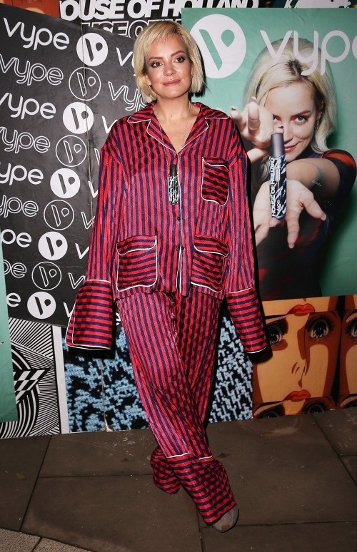 Lily Allen prišla do spoločnosti v pyžame. 