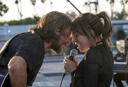 Lady Gaga a Bradley Cooper vo filme Zrodila sa hviezda.