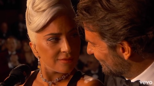 Lady Gaga a Bradley Cooper počas svojho vystúpenia na odovzdávaní Oscarov. 