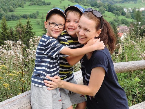 Na snímke je Nadežda Ondejková s jej dvomi synmi.