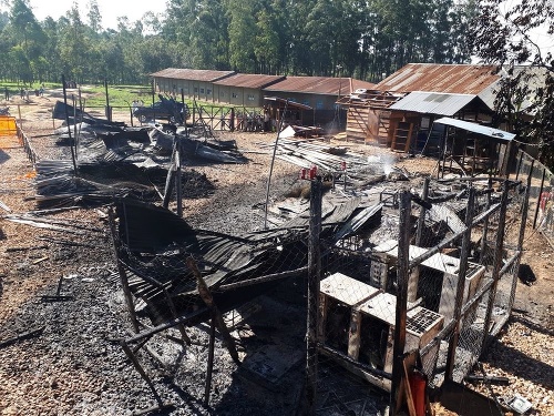 Na snímke z 24. februára je čiastočne vyhorené zdravotnícke zariadenie v Katwe.