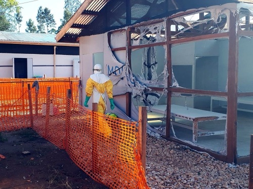 Na snímke z 25. februára je napadnuté centrum na liečbu eboly v Katwe.
