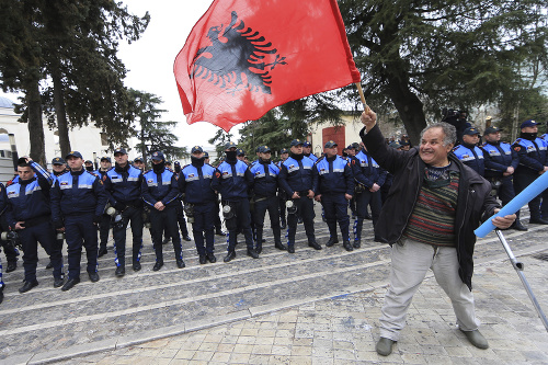 Protestujúci máva albánskou vlajkou