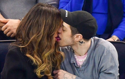 Kate Beckinsale a Pete Davidson sa na verejnosti takto oblizovali. 