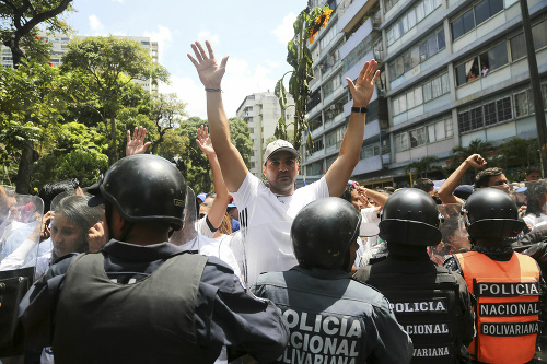 Polícia v Caracase bránila