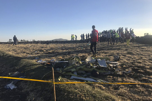 Záchranári prehľadávajú trosky lietadla