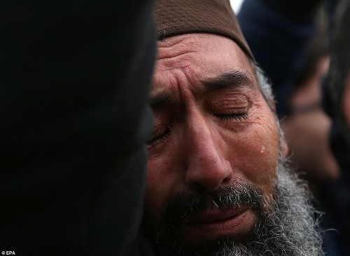 Plačúci muž v Turecku, kde sa konala spomienka.