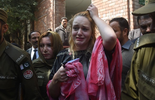 Na snímke Tereza po tom, ako si vypočula rozsudok, ktorý nad ňou vyniesol pakistanský súd.