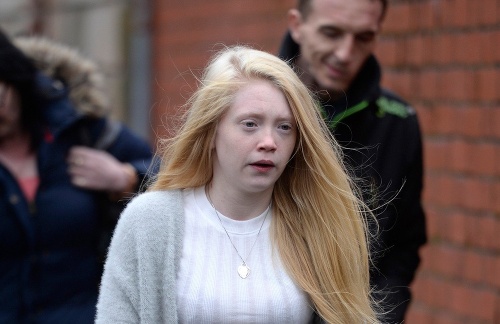 Georgina Lochrane (23), matka obete prichádza na súd.